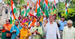 गढ़-परौर तिरंगा यात्रा में विपिन सिंह परमार और प्रतिभागी