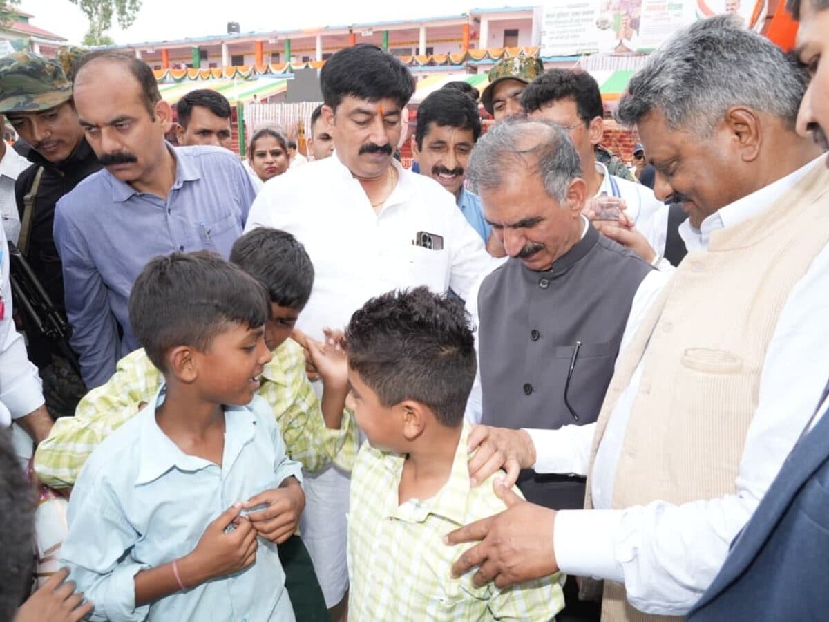हमीरपुर में बच्चों की फरमाइश बनी यादगार, मुख्यमंत्री सुक्खू ने शर्ट की पीठ पर किए ऑटोग्राफ
