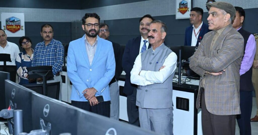मुख्यमंत्री सुखविंद्र सिंह सुक्खू स्टेट इमरजेंसी रिस्पांस सेंटर का निरीक्षण करते हुए