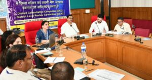 सोलन में जिला सलाहकार समिति की बैठक की अध्यक्षता करते उपायुक्त मनमोहन शर्मा