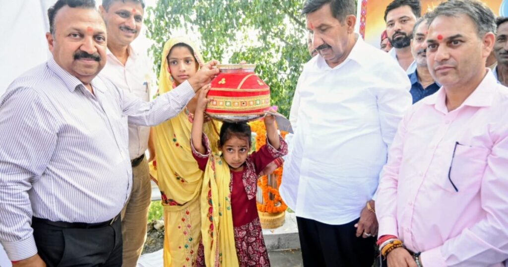 तीसा में पेयजल विकास योजनाओं का उद्घाटन करते मुकेश अग्निहोत्री
