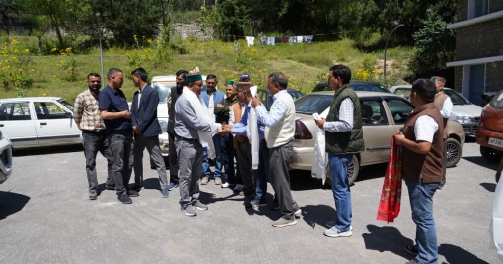रिकांगपिओ में कांग्रेस कार्यकर्ताओं को संबोधित करते जगत सिंह नेगी