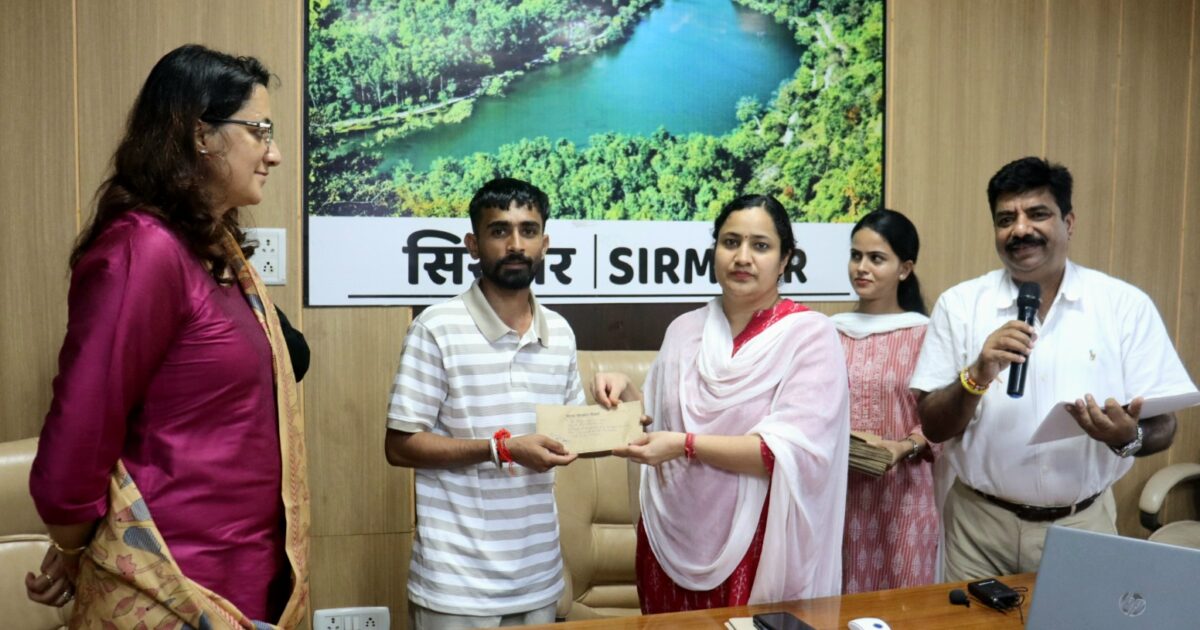 Jobs : सिरमौर में 36 पशु मित्रों को नियोजन पत्र वितरित