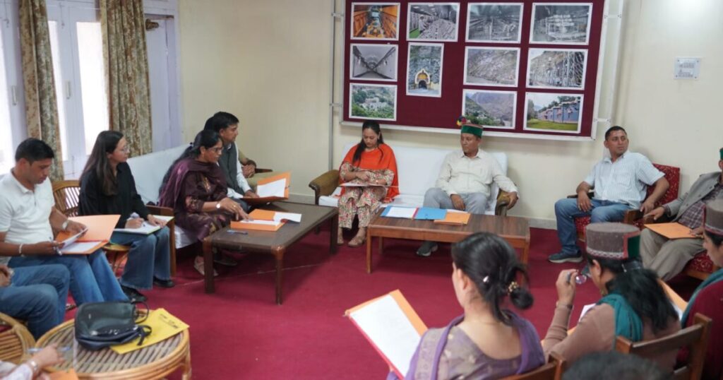 निचार रोगी कल्याण समिति की बैठक की अध्यक्षता करते राजस्व मंत्री जगत सिंह नेगी