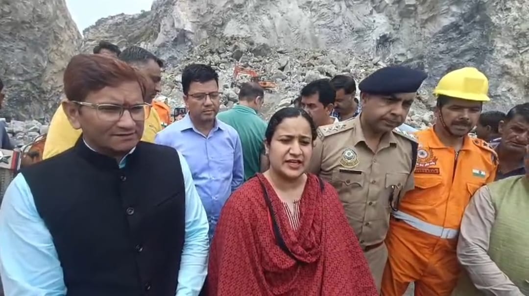 Landslide: बागनधार चूना पत्थर खदान के मलबे से चालक का शव बरामद, दो की तलाश जारी