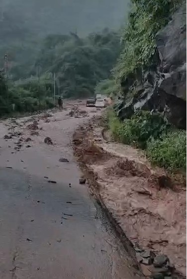 Landslide: सिरमौर में बारिश से जनजीवन प्रभावित, चबाहां में सड़क पर आया मलबा