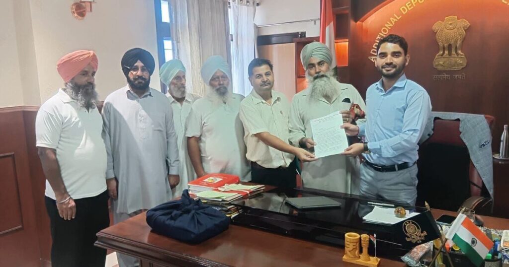 ऊना में दूध के उचित मूल्य की मांग करते पशुपालक