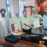 ऊना में दूध के उचित मूल्य की मांग करते पशुपालक