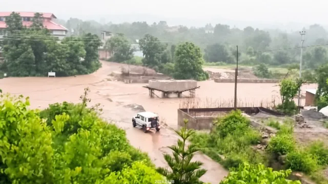 Monsoon Alert: हिमाचल के 10 जिलों में बारिश, बाढ़ और भूस्खलन की चेतावनी; 22 अगस्त तक असर