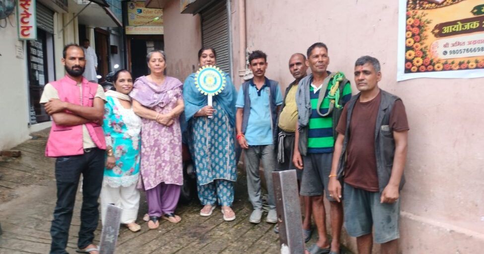 नाहन में पुलिस कर्मियों और गोरखा श्रमिकों को राखी बांधतीं क्लब सदस्य