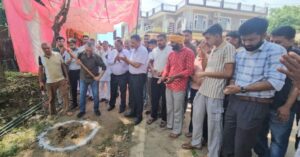 नाहन में सड़क परियोजनाओं का भूमि पूजन करते विधायक अजय सोलंकी
