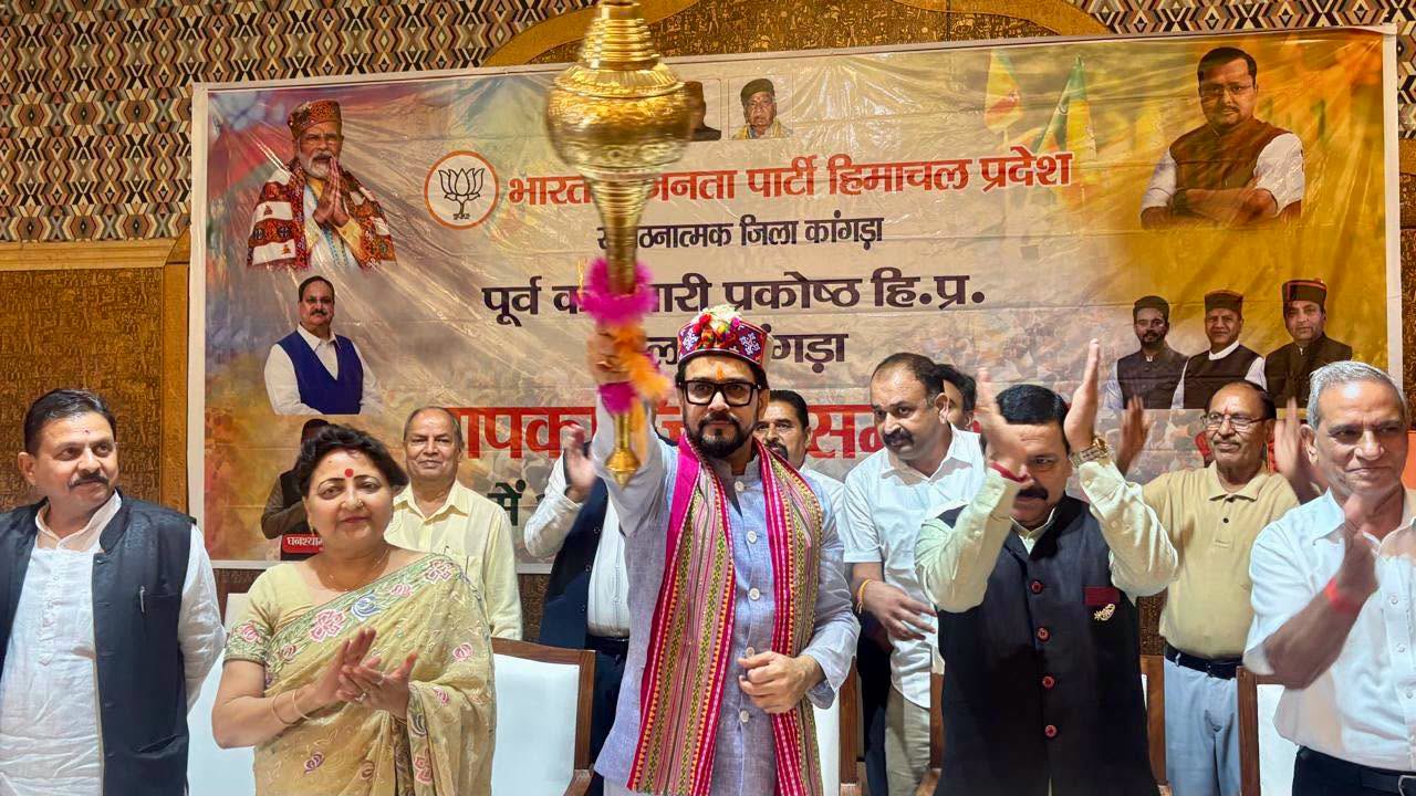 Politics: अनुराग ठाकुर ने कर्मचारियों-पेंशनरों की लंबित मांगों और कर्ज पर सरकार को घेरा