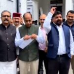 हिमाचल विधानसभा के बाहर सत्ता पक्ष और विपक्ष का प्रदर्शन