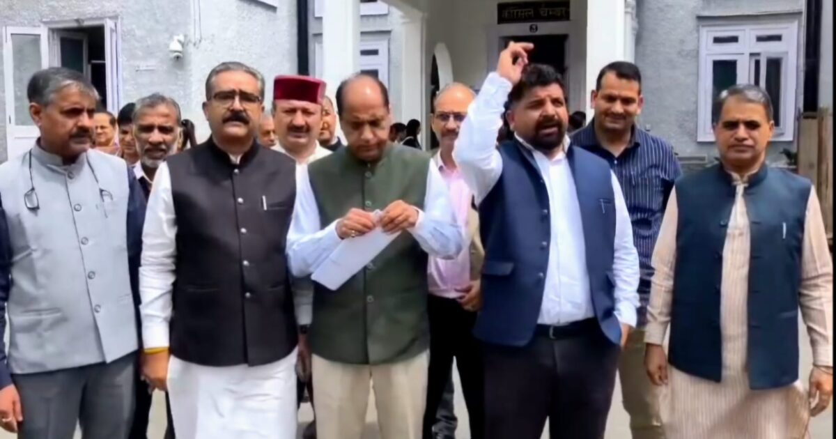 मानसून सत्र के चौथे दिन विधानसभा के बाहर सत्ता पक्ष-विपक्ष का प्रदर्शन