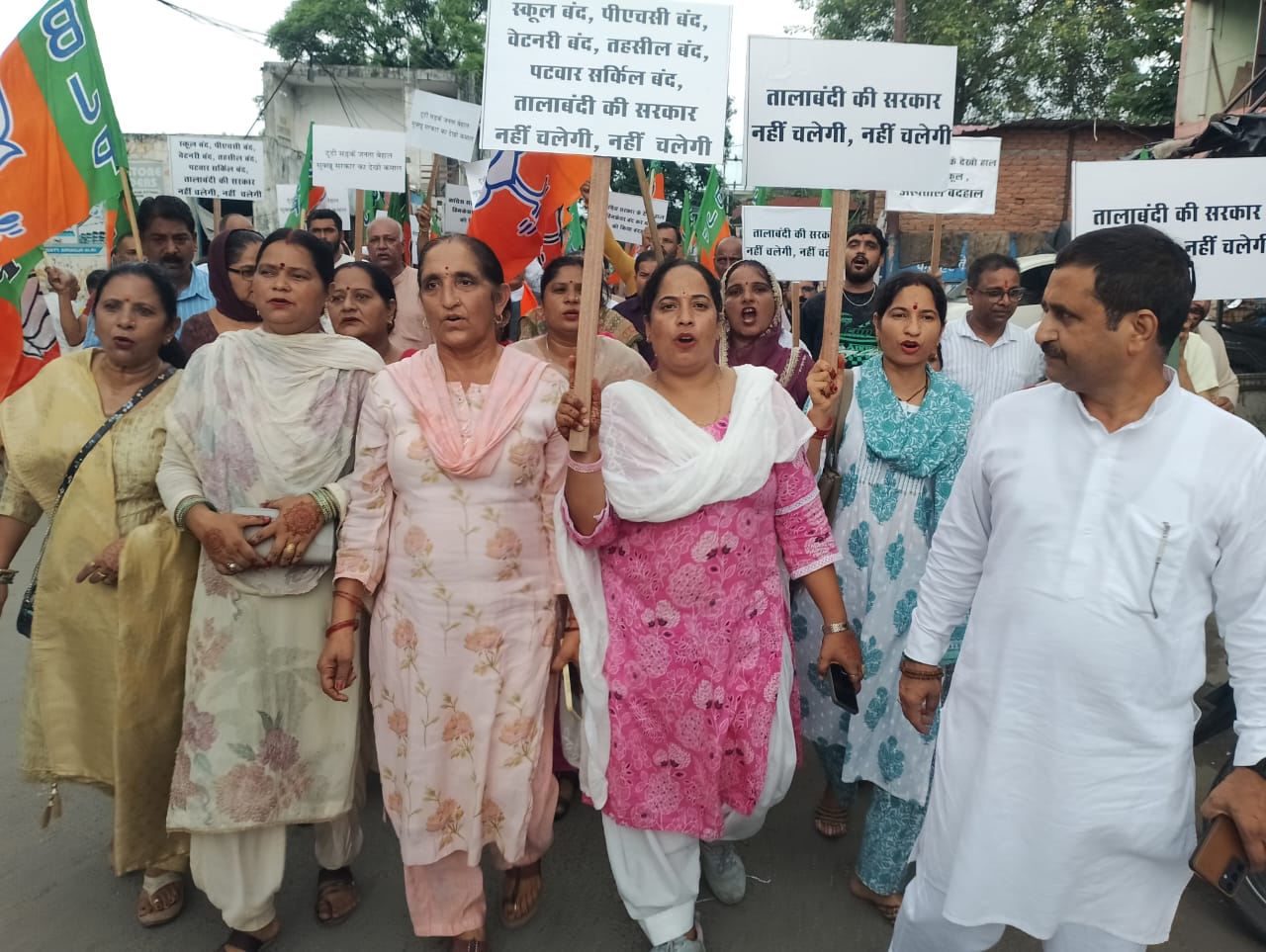 Politics: कटासन माता मंडल में सड़क बदहाली पर प्रदर्शन, राजीव बिंदल ने सरकार को घेरा
