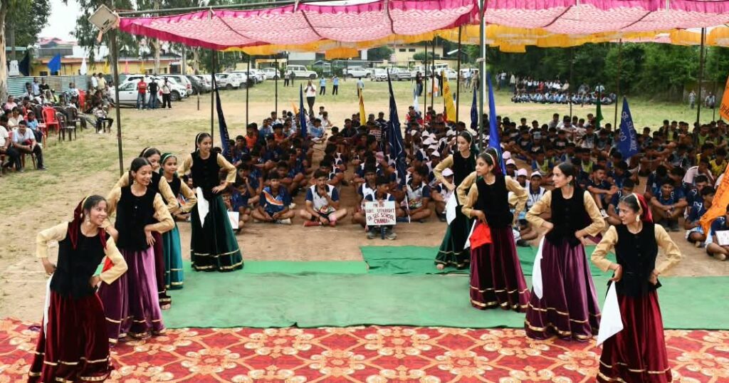भूमति में अंडर-19 खेलकूद प्रतियोगिता का शुभारंभ करते संजय अवस्थी