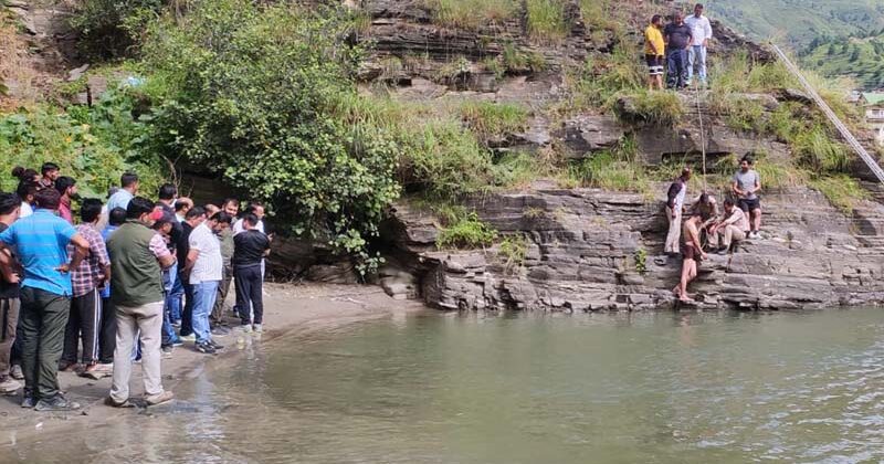 रोहड़ू में 12वीं के दो छात्र लापता, पब्बर नदी किनारे मिले कपड़े और जूते