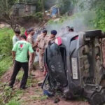 शमलेच टनल के पास खाई में गिरी कार