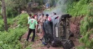 शमलेच टनल के पास खाई में गिरी कार