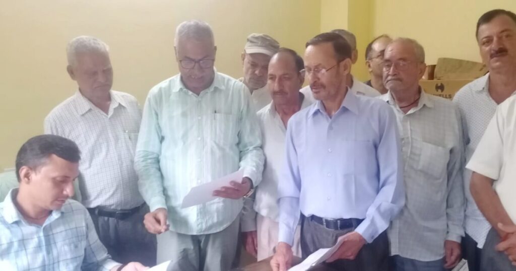 सुंदरनगर में स्मार्ट मीटरिंग परियोजना के विरोध में ज्ञापन सौंपते किसान सभा के प्रतिनिधि