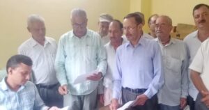 सुंदरनगर में स्मार्ट मीटरिंग परियोजना के विरोध में ज्ञापन सौंपते किसान सभा के प्रतिनिधि