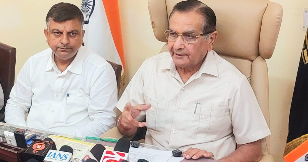 ऊना में प्रेस वार्ता करते अनुसूचित जाति आयोग के अध्यक्ष कुलदीप कुमार