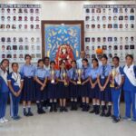 खंड स्तरीय खेलकूद प्रतियोगिता में पदक जीतने वाली वशिष्ट पब्लिक स्कूल की छात्राएं