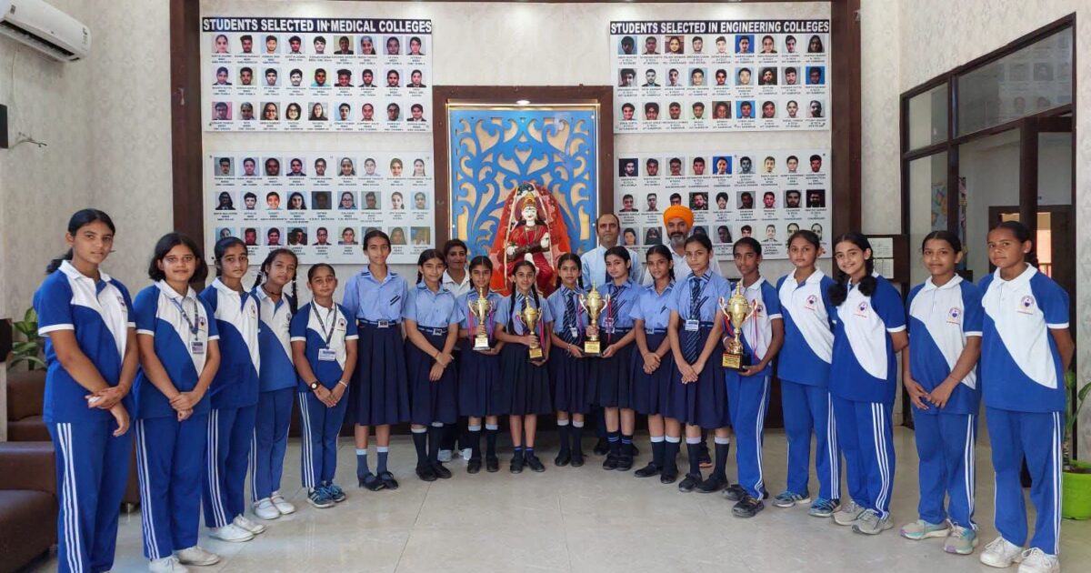 वशिष्ट पब्लिक स्कूल की छात्राओं ने खंड स्तरीय खेलकूद प्रतियोगिता में जीते चार पदक