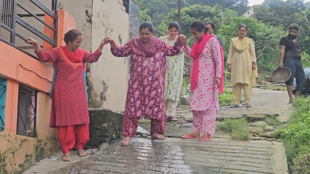 सीवरेज ने रोकी बगीची वाली गली, फिसलन से बढ़ा हादसों का खतरा