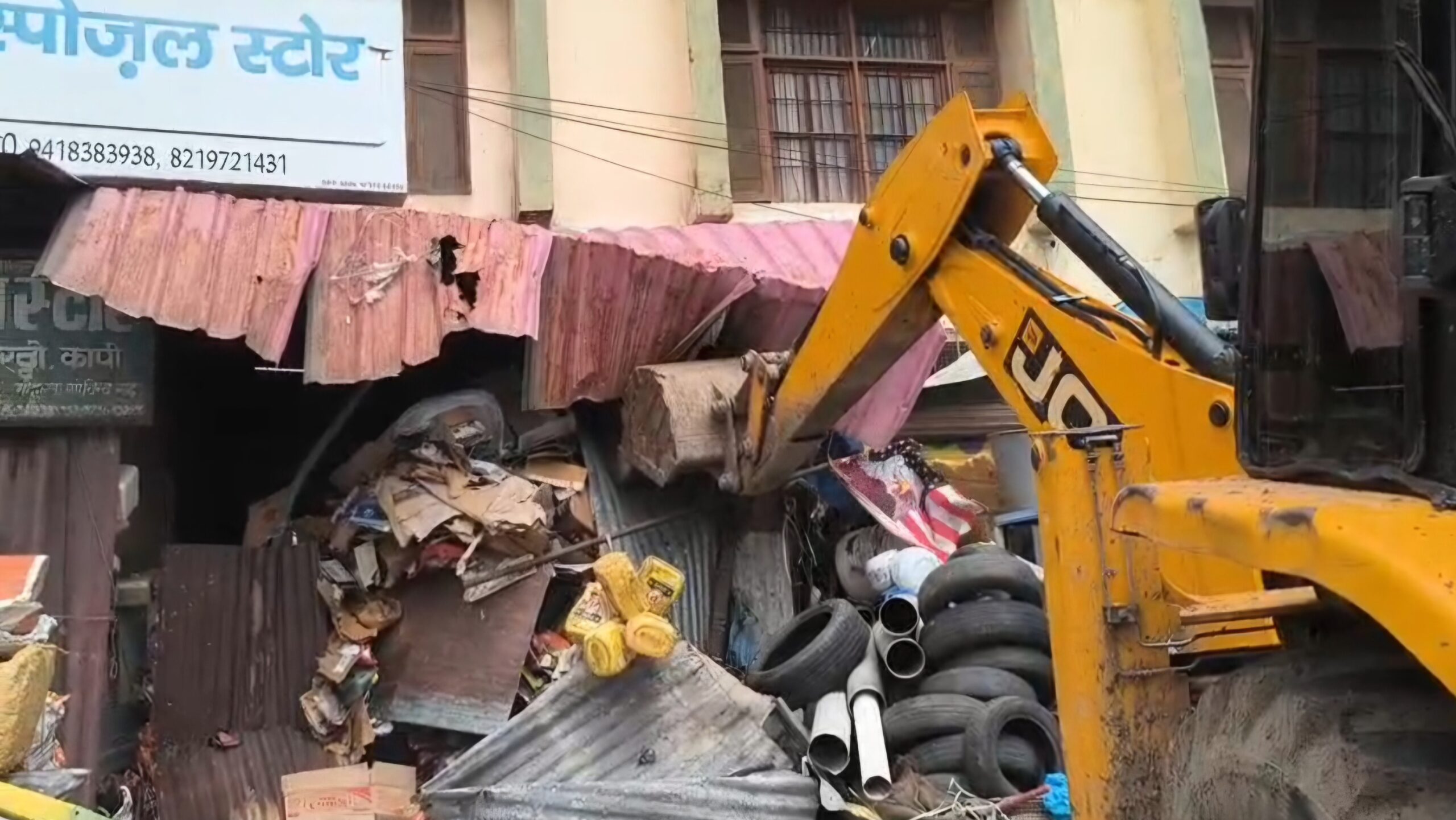 नाहन में अतिक्रमणकारियों पर चला प्रशासन और नगर परिषद का संयुक्त चाबुक