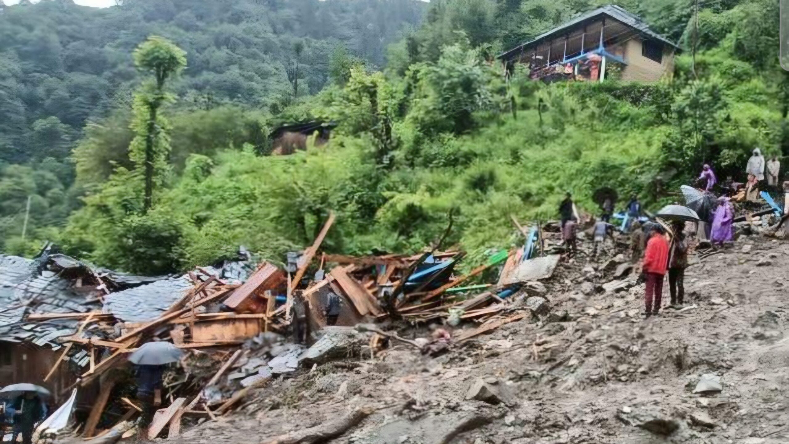 आधी रात पानी और मलबे ने मचाई तबाही, घर छोड़ भागे लोग, दो मकान दबे