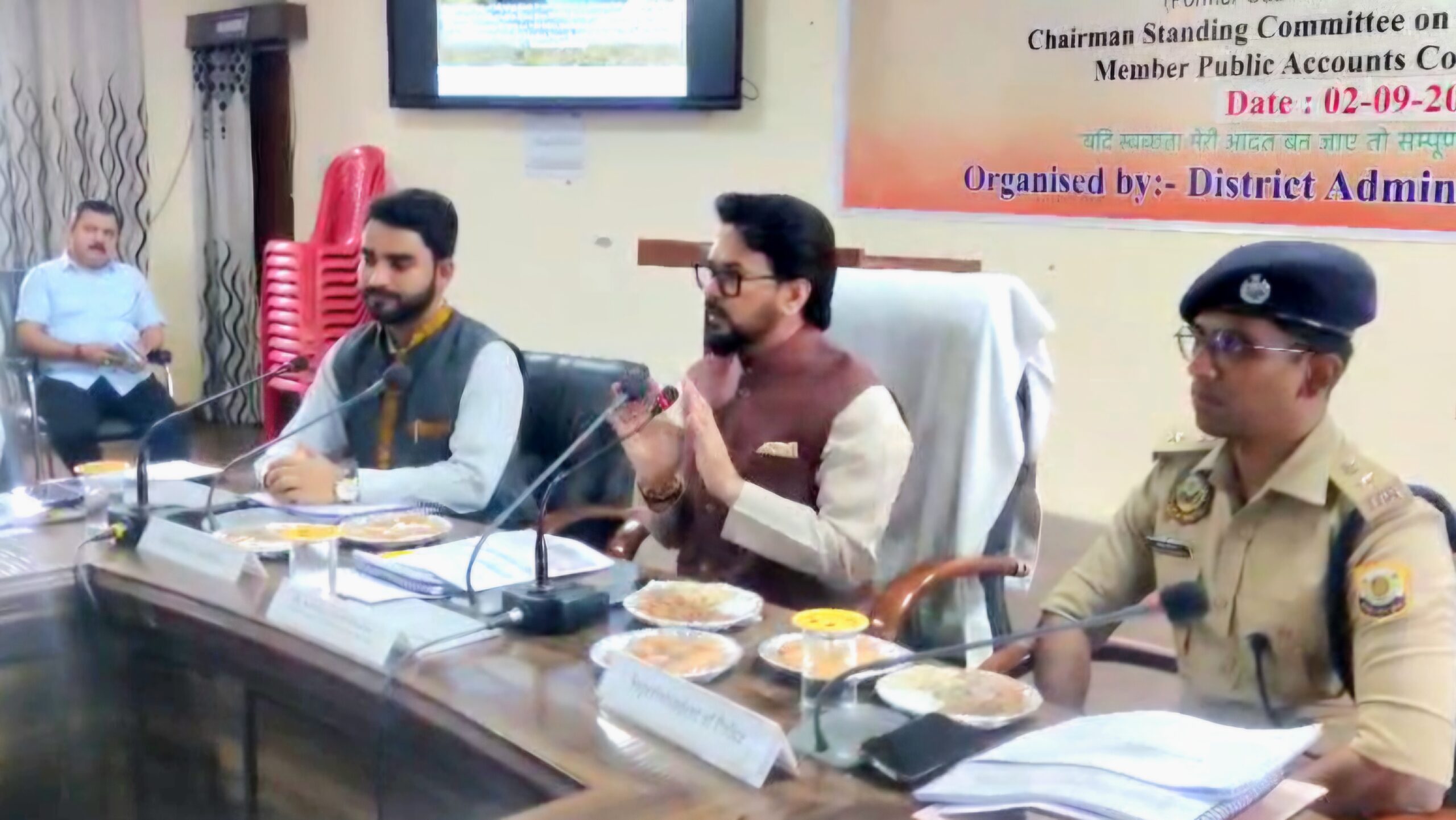 दिशा बैठक में अनुराग ठाकुर का सरकार और अधिकारियों पर हमला, विकास कार्यों में देरी पर मांगा जवाब