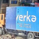 काला अंब इंटर-स्टेट बैरियर से टकराया कंटेनर