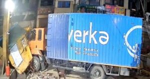 काला अंब इंटर-स्टेट बैरियर से टकराया कंटेनर