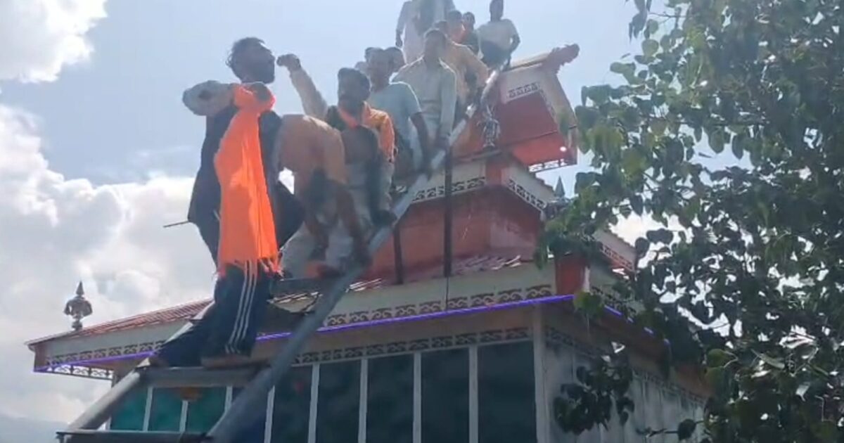 भराड़ी के 800 वर्ष पुराने मंदिर का पुनर्निर्माण पूरा, छत पर चढ़ाई पवित्र कुरुड़