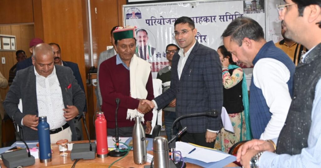 भरमौर में विकास कार्यों की समीक्षा करते मंत्री जगत सिंह नेगी