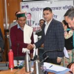 भरमौर में विकास कार्यों की समीक्षा करते मंत्री जगत सिंह नेगी