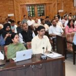 चंबा में दिशा समिति की बैठक की अध्यक्षता करते सांसद डॉ. राजीव भारद्वाज