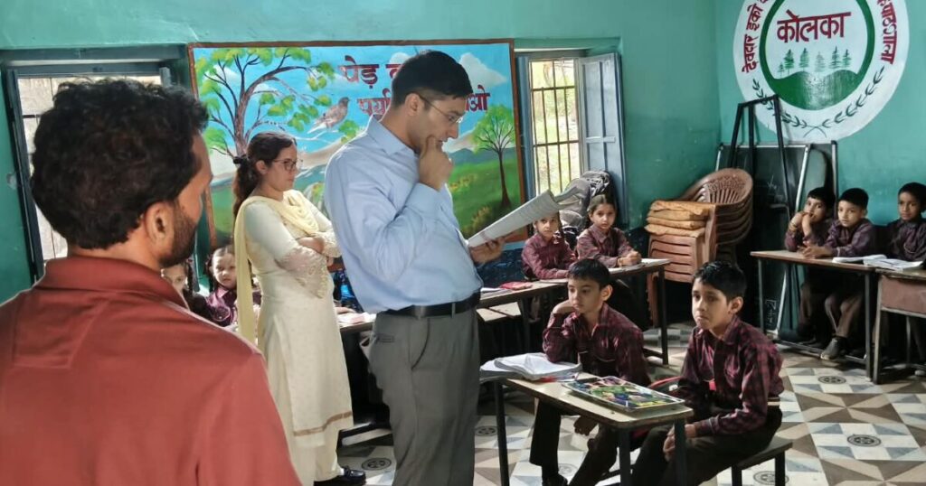 कोलका क्षेत्र के स्कूल का निरीक्षण करते उपायुक्त मुकेश रेपस्वाल