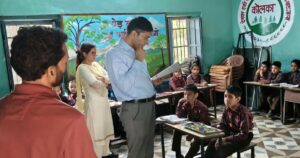 कोलका क्षेत्र के स्कूल का निरीक्षण करते उपायुक्त मुकेश रेपस्वाल