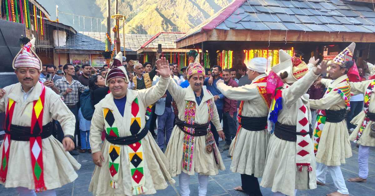 छतराड़ी जात्र मेले में केवल सिंह पठानिया ने डंडारस लोकनृत्य में लिया भाग