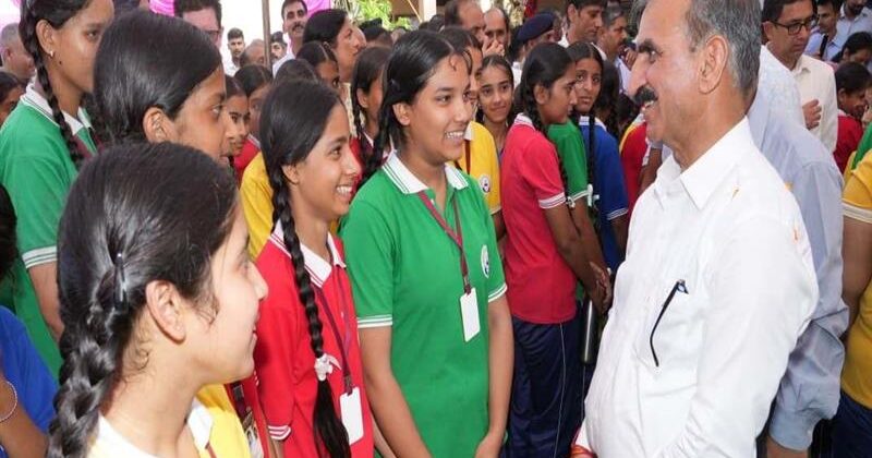 रैल स्कूल के विद्यार्थियों से संवाद करते मुख्यमंत्री सुखविन्द्र सिंह सुक्खू