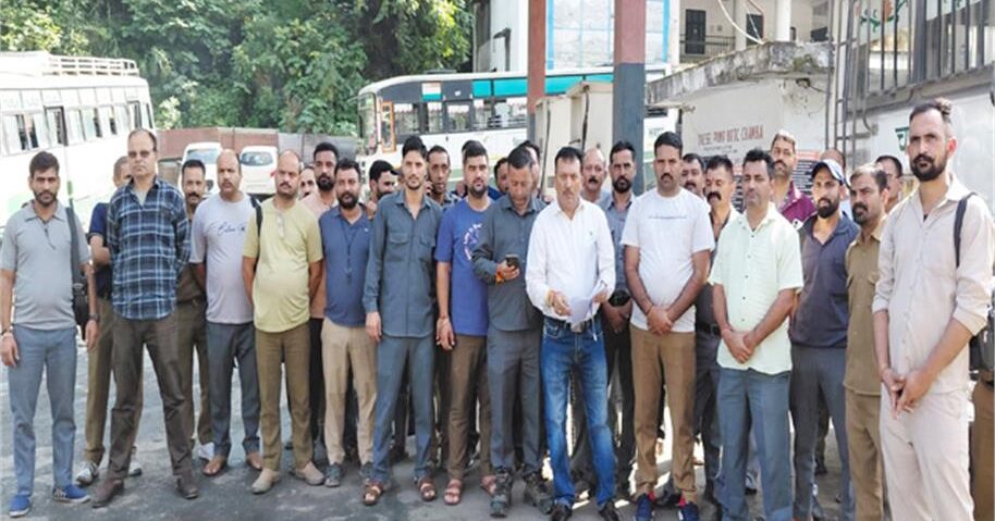 चंबा में एचआरटीसी अधिकारी पर 4,000 रुपये वसूलने का आरोप, चालक-परिचालकों ने रोकी बस सेवा