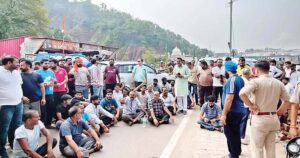 धर्मपुर के शनिदेव मंदिर में कथित तोड़फोड़ के बाद प्रदर्शन