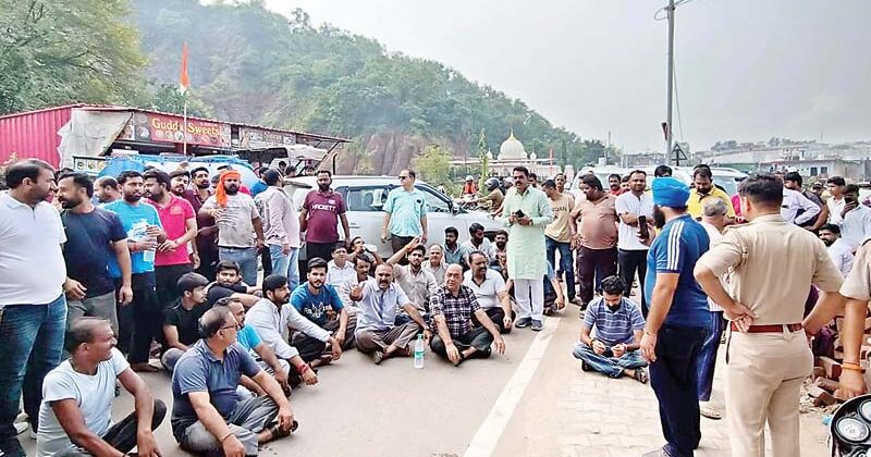 Crime: धर्मपुर के शनिदेव मंदिर में कथित तोड़फोड़, साई रोड पर घंटों यातायात रोका