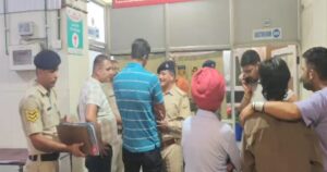 Crime : सोलन के चौक बाजार में चाकू से 24 वर्षीय युवक की हत्या, दो घायल
