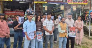 पच्छाद में प्रदर्शन करते युवा कांग्रेस कार्यकर्ता