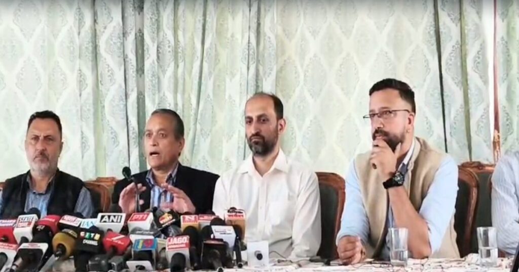 हिमाचल में तीन दिवसीय हड़ताल की घोषणा करते बैंक कर्मचारी संगठनों के प्रतिनिधि