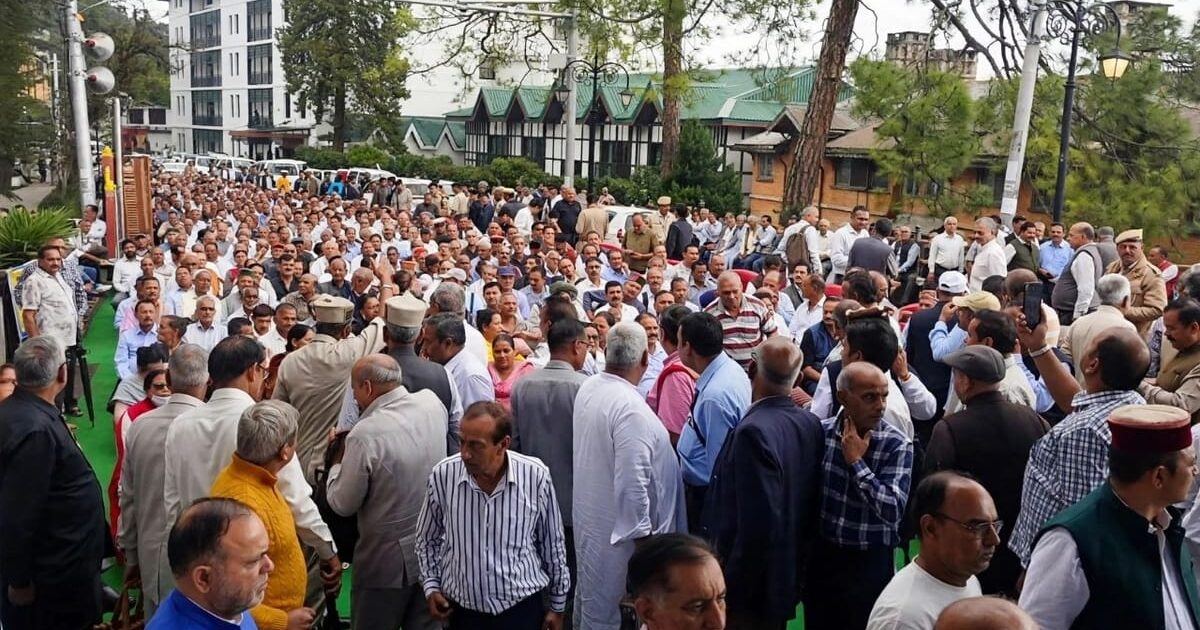 Pensioners : लंबित वित्तीय देनदारियों के भुगतान के लिए शिमला में पेंशनरों का धरना