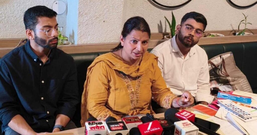 नाहन में पारिवारिक विवाद पर पक्ष रखती महिला